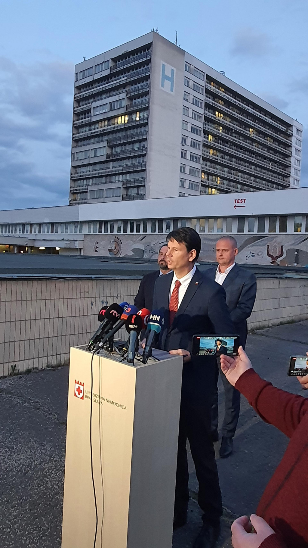 Tlačov&yacute; br&iacute;fing k mimoriadnej situ&aacute;cii v s&uacute;vislosti s v&yacute;buchom plynu v bani v Nov&aacute;koch. Na br&iacute;fingu boli &scaron;t&aacute;tni tajomn&iacute;ci Ministerstva zdravotn&iacute;ctva Michal Palkovič a Lenka Dunajov&aacute; Družkovsk&aacute;, riaditeľ UNB Alexander Mayer a riaditeľ Okresn&eacute;ho strediska Z&aacute;chrannej zdravotnej služby Bratislava J&uacute;lius Pavčo. FOTO: HN/Martin Martis