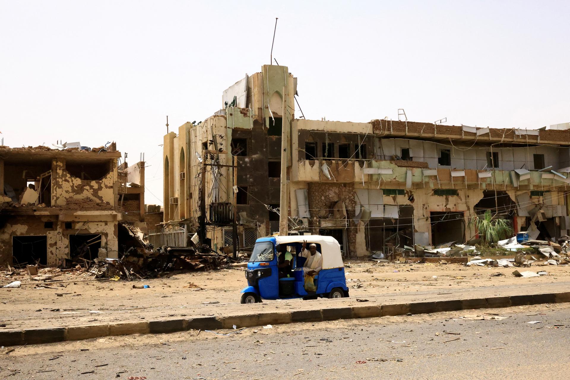 V Sudáne ku koncu prímeria pribúdajú letecké útoky, boje sa rozšírili do Dárfúru