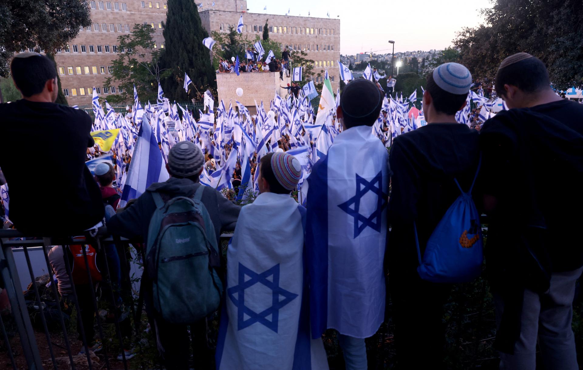 Viac ako 100-tisíc ľudí prišlo v Jeruzaleme podporiť kontroverznú súdnu reformu