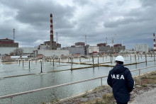 Člen expertnej misie Medzinárodnej agentúry pre atómovú energiu navštevuje Záporožskú jadrovú elektráreň. FOTO: Reuters/IAEA