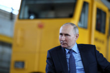 Ruský prezident Vladimir Putin na stretnutí so zamestnancami závodu výrobcu železničných strojov a zariadení v ruskej Tule. FOTO: Reuters