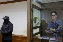 Reportér Wall Street Journal Evan Gershkovich, ktorý bol zadržaný v marci počas spravodajskej cesty a obvinený zo špionáže pred súdnym pojednávaním v Moskve. FOTO: Reuters