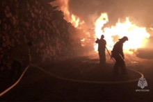 Hasiči pracujú na hasení požiaru v osade Sosva v Sverdlovskej oblasti v Rusku. FOTO: Reuters/Russian Emergencies Ministry