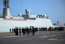 Jedna z dvoch čínskych lodí kotví v prístave, aby evakuovala čínskych obyvateľov počas stretov medzi polovojenskými jednotkami rýchlej podpory a armádou v Sudáne. FOTO: Reuters
