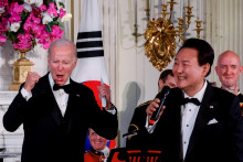 Juhokórejský prezident Jun Sok-jol vo Washingtone so svojím americkým náprotivkom Joom Bidenom zaspieval hit American Pie zo sedemdesiatych rokov. Biden mu potom daroval gitaru s podpisom autora piesne a speváka Dona McLeana. FOTO: Reuters