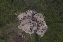 Miesto nálezu pozostatkov neidentifikovaného vojenského objektu v lese neďaleko mesta Bydgoszcz v Poľsku. FOTO: Reuters