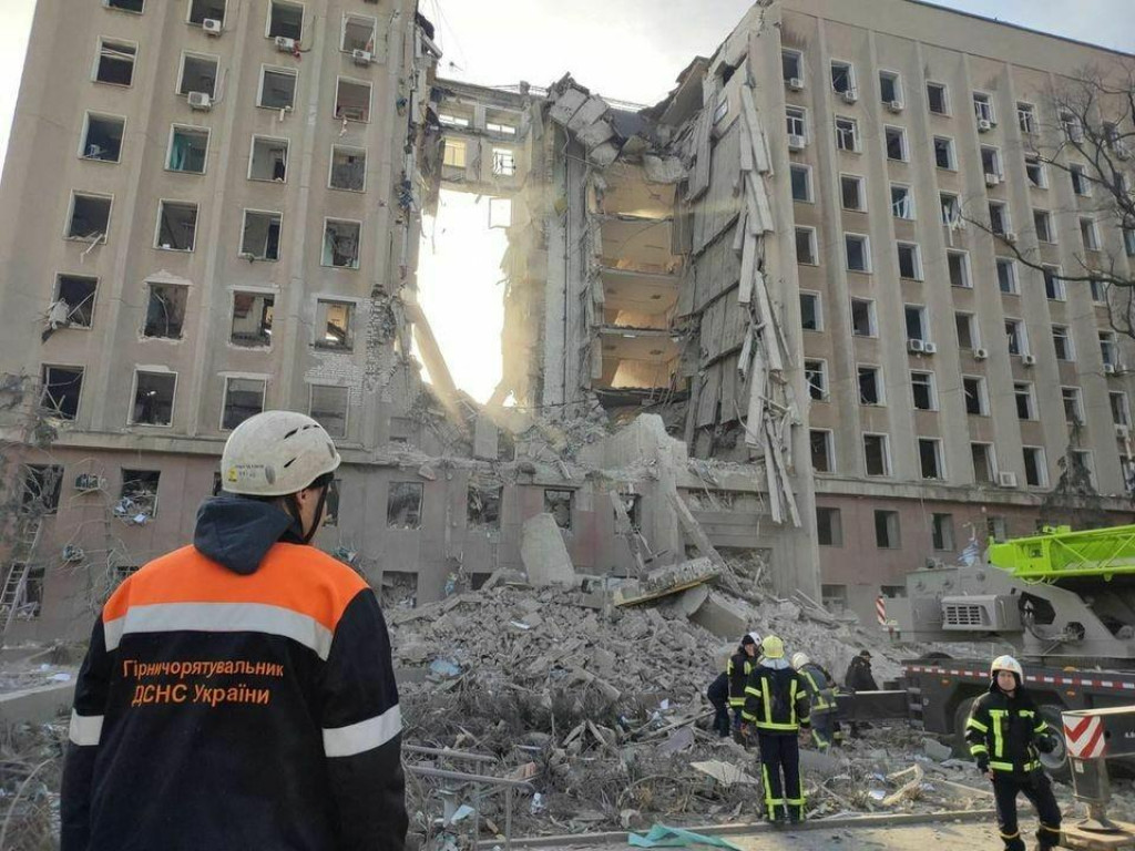Zničená budova po ruskom bombardovaní v Mykolajive na Ukrajine. FOTO: Reuters