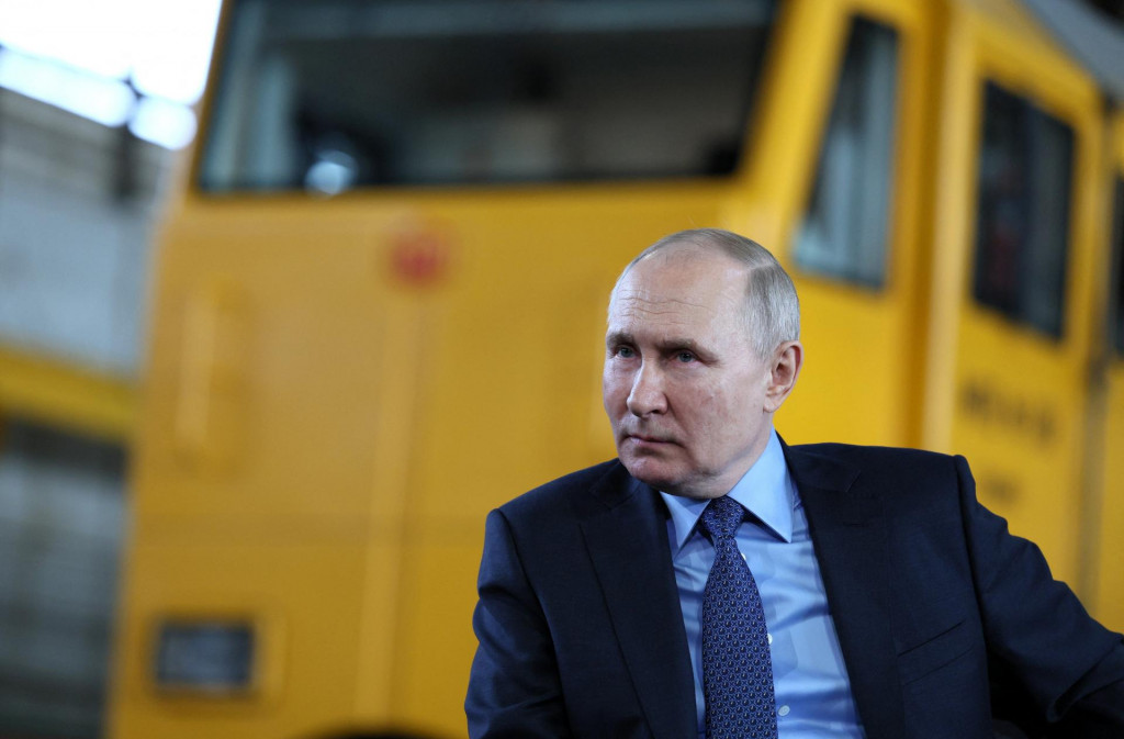 Ruský prezident Vladimir Putin na stretnutí so zamestnancami závodu výrobcu železničných strojov a zariadení v ruskej Tule. FOTO: Reuters