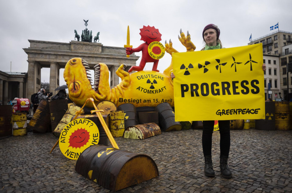 Nemecká jadrová energetika bola tento mesiac terčom protestov aktivistov hnutia Greenpeace pred Brandenburskou bránou v Berlíne. FOTO: TASR/AP