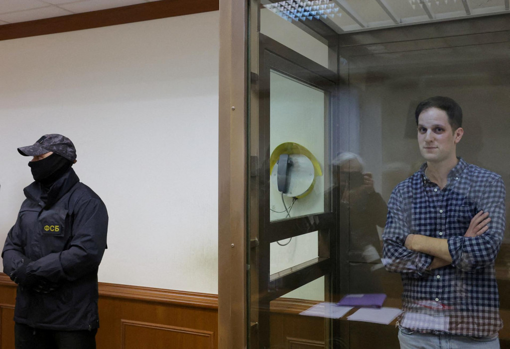 Reportér Wall Street Journal Evan Gershkovich, ktorý bol zadržaný v marci počas spravodajskej cesty a obvinený zo špionáže pred súdnym pojednávaním v Moskve. FOTO: Reuters