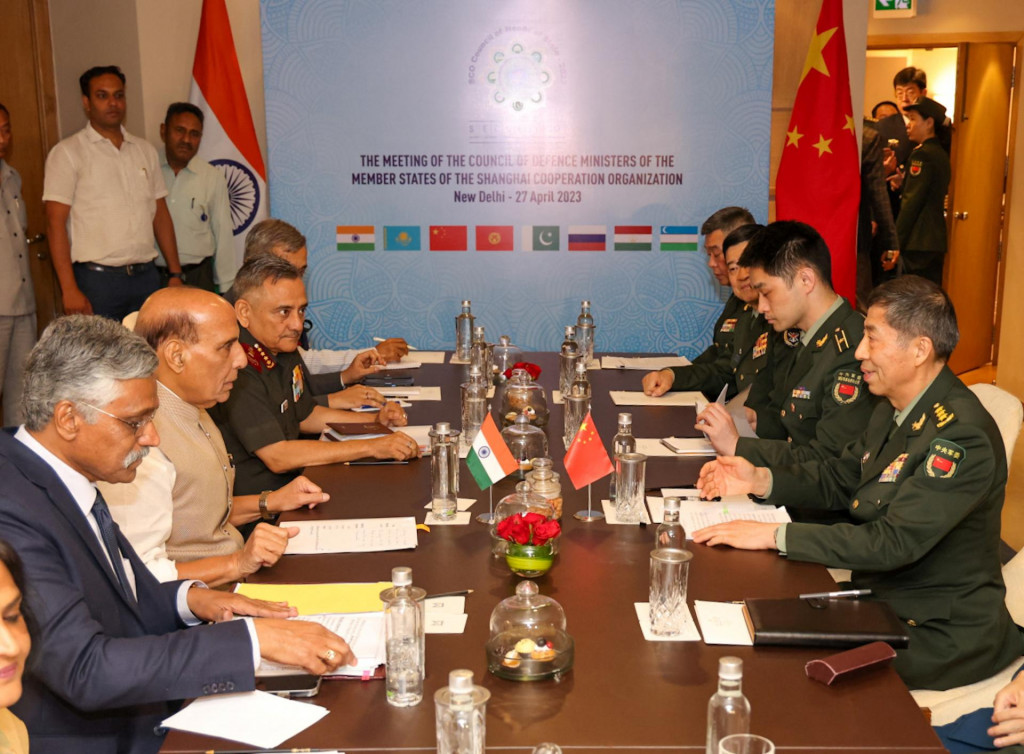 Čínsky minister obrany Li Shangfu a jeho indický náprotivok Rajnath Singh na stretnutí Shanghai Cooperation Organization v Naí Dillí. FOTO: Indické ministerstvo obrany