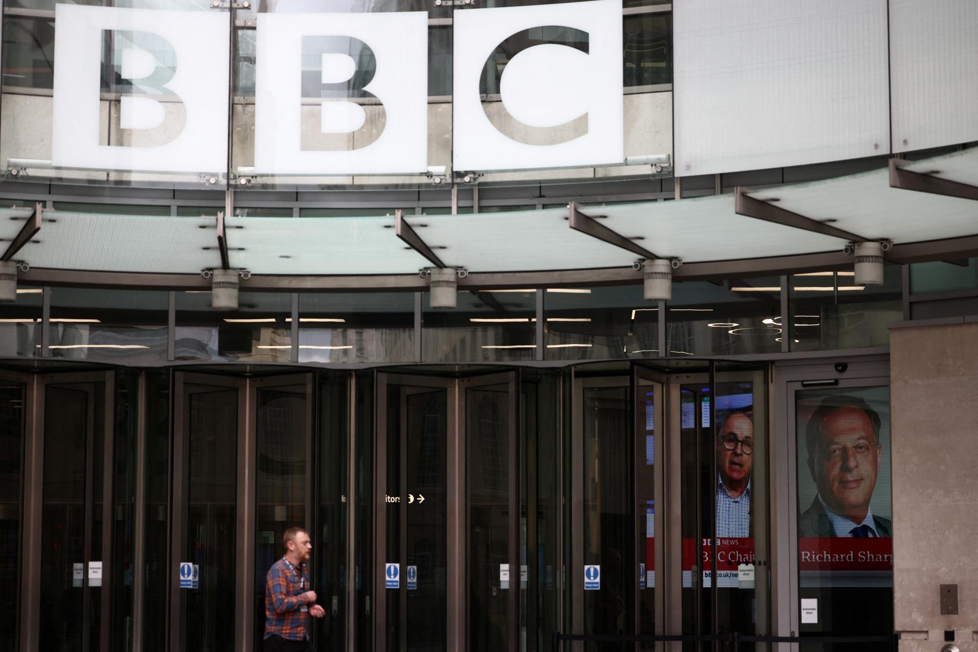Šéf Rady BBC sa vzdal funkcie. Na pohovoroch nepriznal možný konflikt záujmov s britským expremiérom