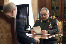 Ruský minister obrany Sergej Šojgu (vpravo) a ruský prezident Vladimir Putin. FOTO: TASR/AP
