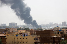 Dym stúpa z horiacich lietadiel na letisku v Chartúme počas stretov medzi polovojenskými jednotkami rýchlej podpory a armádou v Chartúme v Sudáne. FOTO: Reuters
