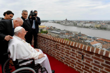 Pápež František sa stretáva s maďarským premiérom Viktorom Orbánom a prezidentkou Katalin Novákovou. FOTO: Reuters/Vatican Media