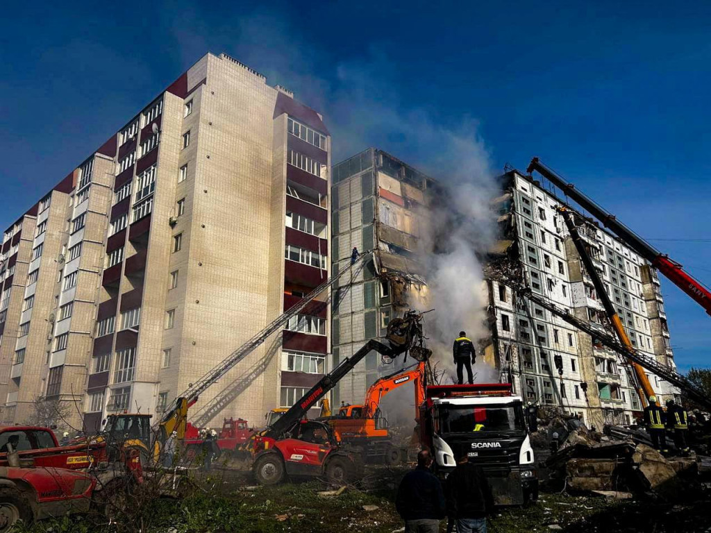 Záchranári pracujú na mieste obytnej budovy ťažko poškodenej ruskou raketou. FOTO: Reuters