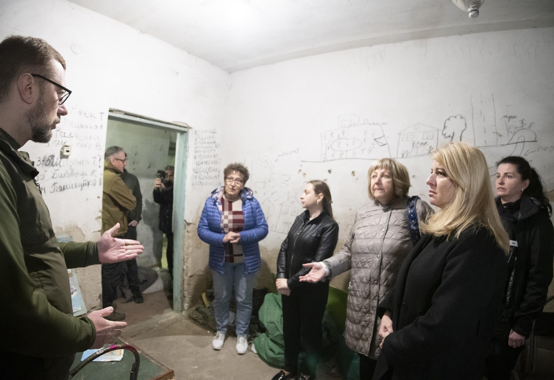 Čaputová navštívila pivnicu, v ktorej Rusi držali stovky ľudí. Podmienky prirovnala k nacistickým táborom