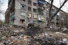 Bytový dom v meste Časiv Jar v Doneckej oblasti na východe Ukrajine poškodený ostreľovaním. ILUSTRAČNÁ SNÍMKA: Reuters