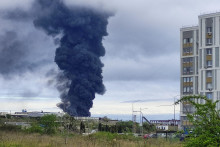 Po údajnom útoku bezpilotným lietadlom na ropný sklad v Sevastopole stúpa z miesta incidentu dym. FOTO: Reuters