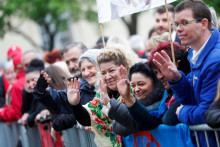 Veriaci čakajú na pápeža v Budapešti. FOTO: Reuters