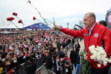 Turecký prezident Erdogan víta ľudí karafiátmi na leteckom predstavení Teknofest v Istanbule. FOTO: Reuters