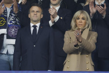 Francúzsky prezident Emmanuel Macron a jeho manželka na finále francúzskeho pohára. FOTO: Reuters