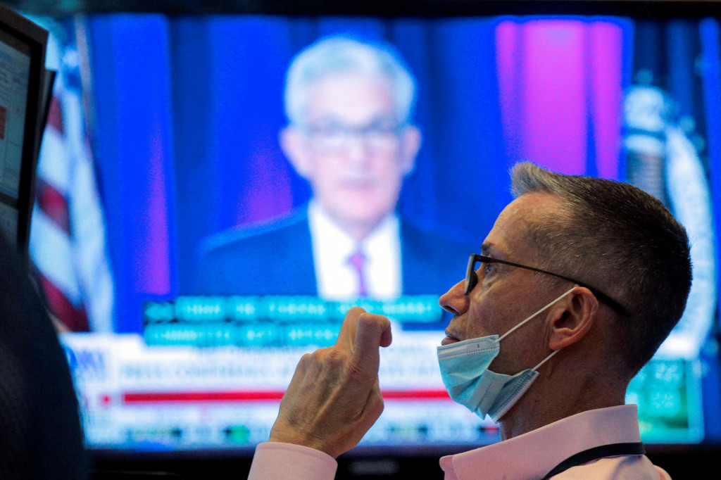 Šéf Fedu Jerome Powell na obrazovke v newyorskej burze. FOTO: Reuters