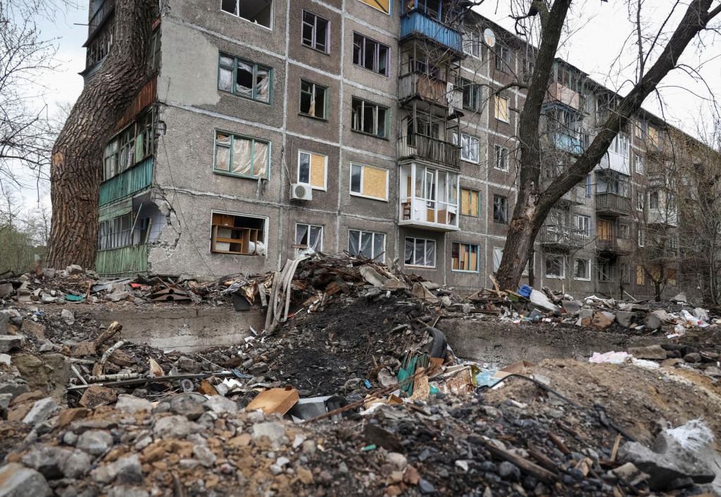 Bytový dom v meste Časiv Jar v Doneckej oblasti na východe Ukrajine poškodený ostreľovaním. ILUSTRAČNÁ SNÍMKA: Reuters