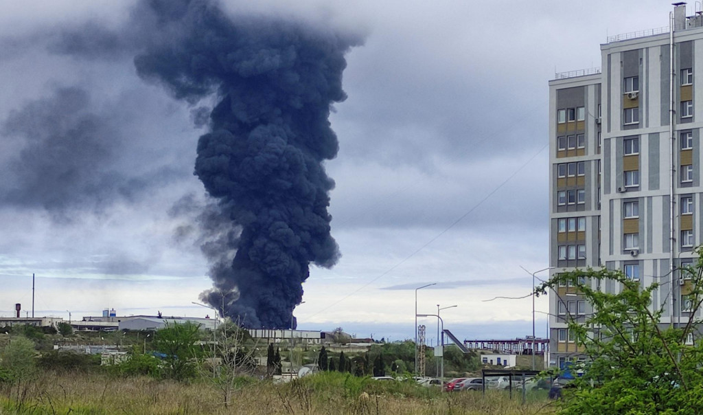 Po údajnom útoku bezpilotným lietadlom na ropný sklad v Sevastopole stúpa z miesta incidentu dym. FOTO: Reuters