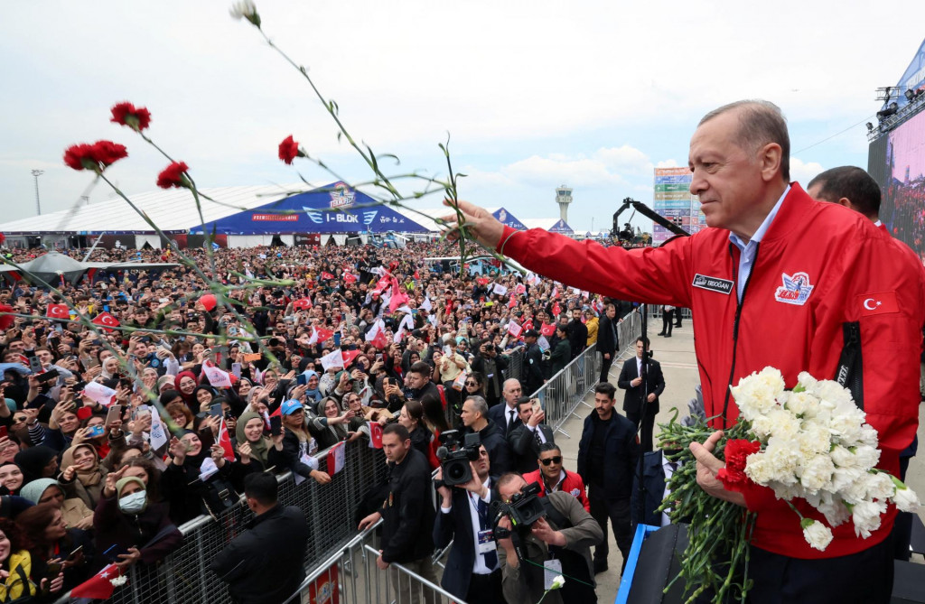 Tureck&yacute; prezident Erdogan v&iacute;ta ľud&iacute; karafi&aacute;tmi na leteckom predstaven&iacute; Teknofest v Istanbule. FOTO: Reuters