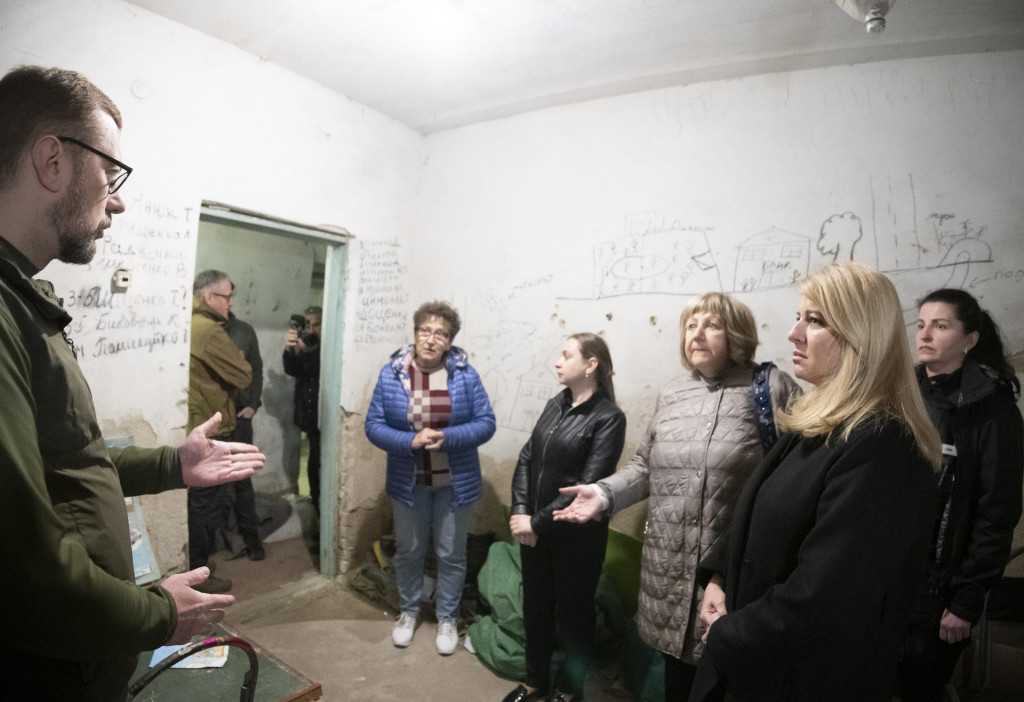 Prezidentka Zuzana Čaputová na návšteve ukrajinskej obce Jahidne, kde si pozrela zničenú školu a jej pivnicu, kde boli väznení obyvatelia.