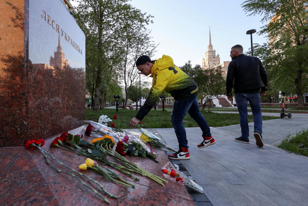 Pri pamätníku ukrajinskej spisovateľke Laryse Kosačovej na Ukrajinskom bulvári v Moskve vzniklo pietne miesto na pamiatku 23 obetí piatkového ruského raketového útoku na obytný dom v ukrajinskom meste Umaň. FOTO: Reuters