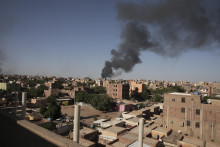 Dym stúpa počas bojov v Chartúme. FOTO: TASR/AP