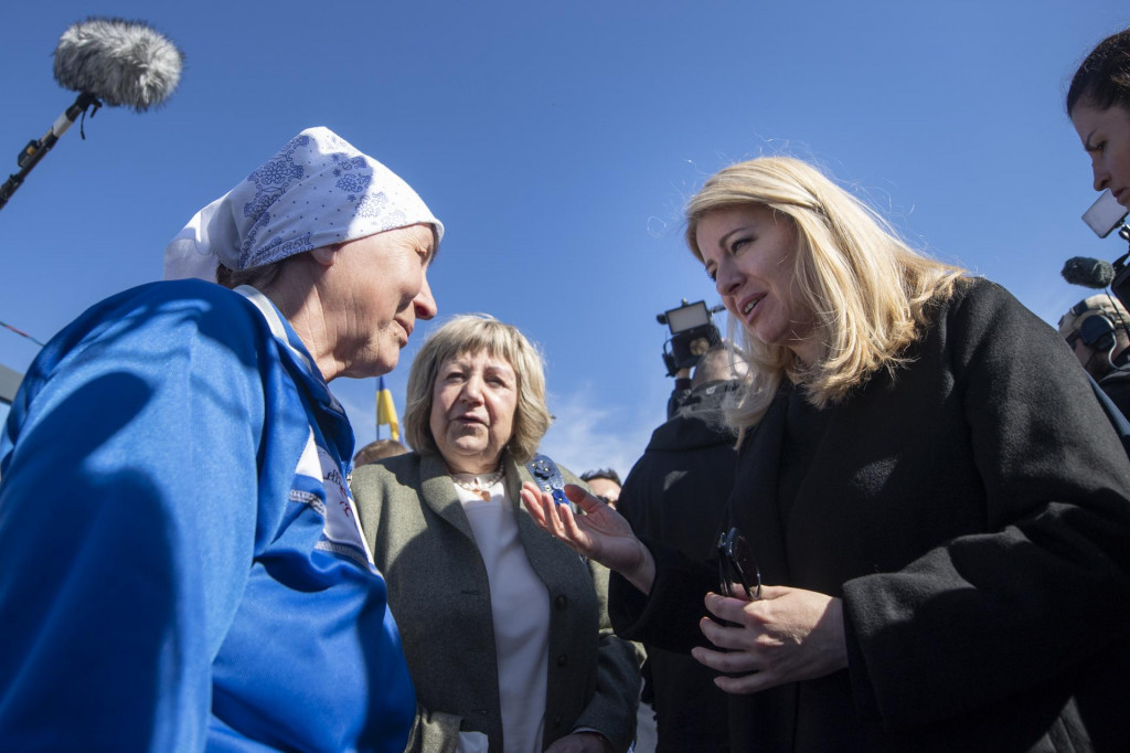 Prezidentka Zuzana Čaputová (vpravo) navštívila zbombardovanú obec Novoselivka, kde zriadili modulárne mestečko. FOTO TASR/Martin Baumann