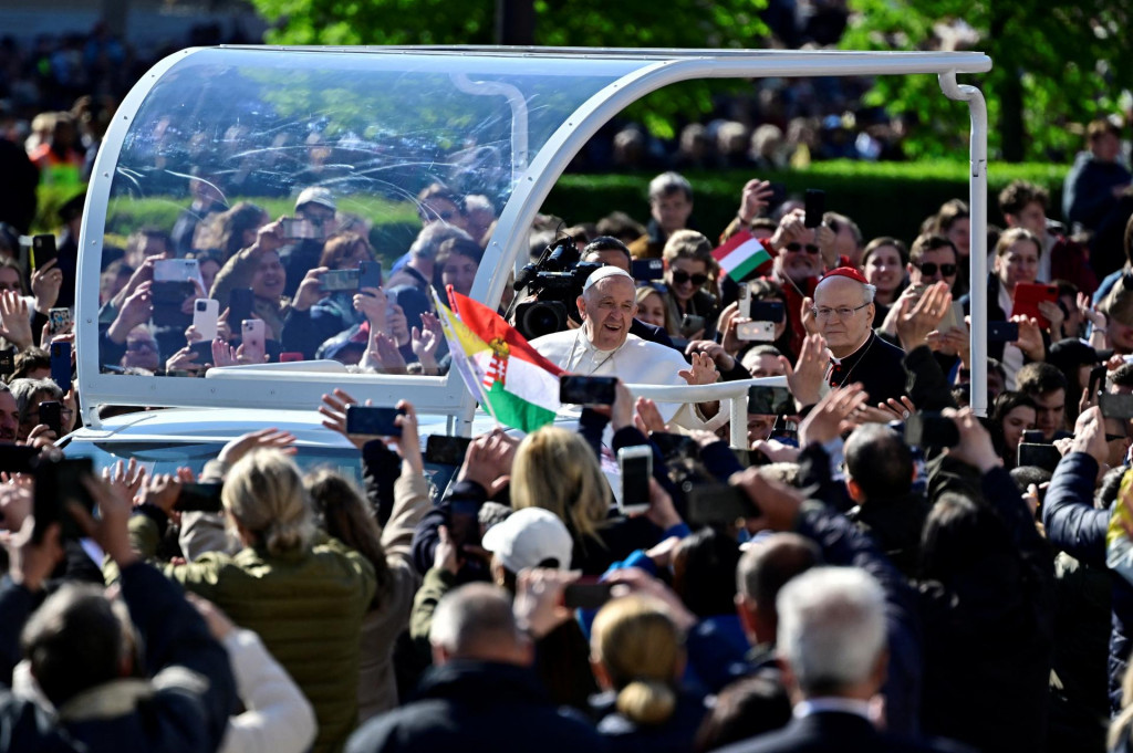Pápež František víta dav pred svätou omšou na námestí Kossuth Lajos. FOTO: Reuters
