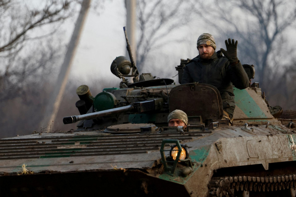 Ukrajinský vojak máva z tanku. FOTO: Reuters
