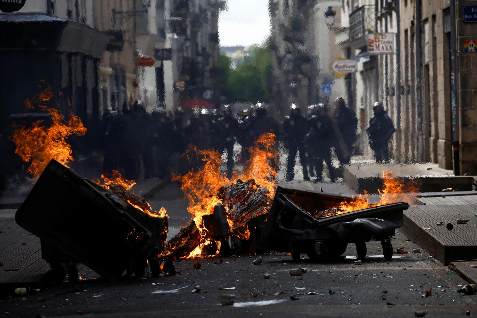 Podpálené autá a sto zranených policajtov. Státisíce Francúzov vyšli protestovať do ulíc (foto + video)
