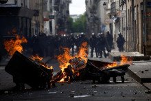 Prvomájové protesty vo Francúzsku. FOTO: REUTERS