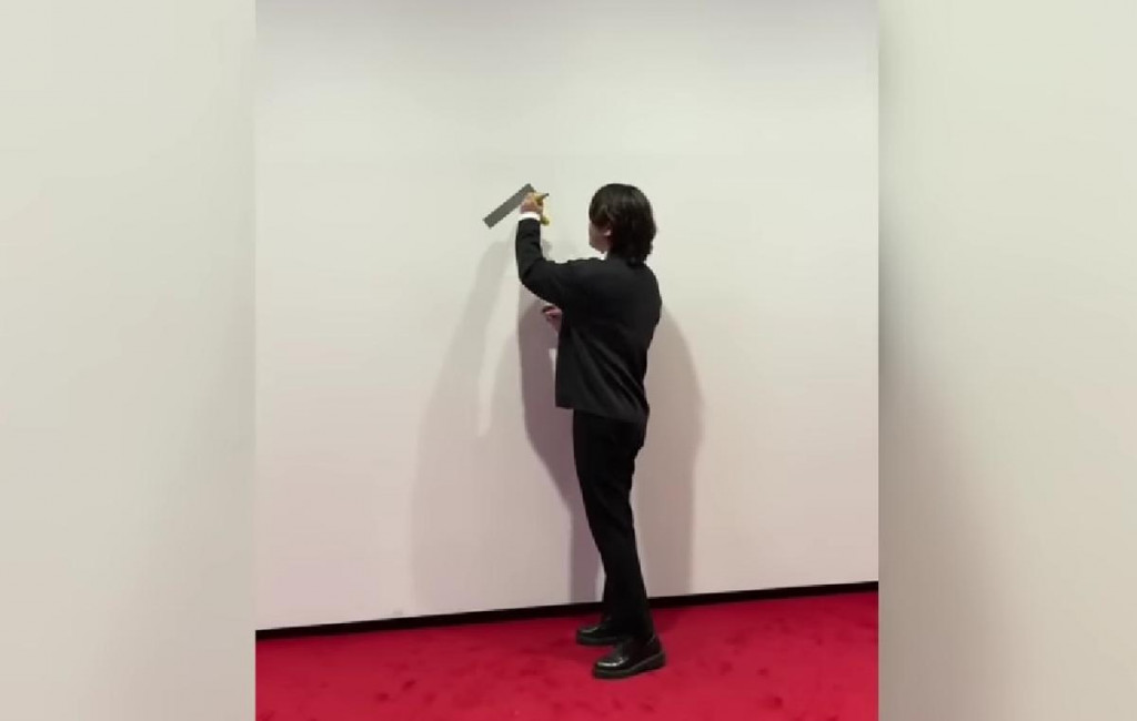 &Scaron;tudent zjedol umeleck&eacute; dielo. FOTO: YouTube/KBS News