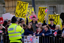 Ľudia protestujú počas návštevy kráľovského páru v Liverpoole. FOTO: Reuters
