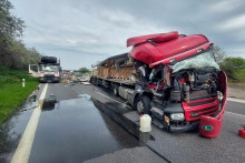 Nehoda nákladných áut na diaľnici D1. FOTO: FB Polícia - Bratislavský kraj