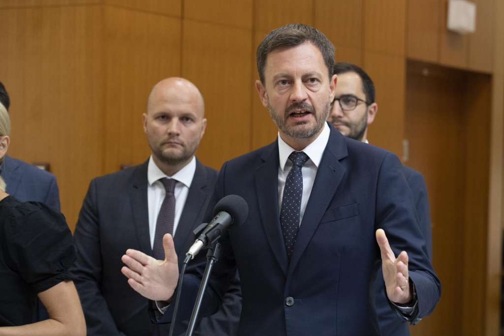 Na sn?mke v popred? predseda vl?dy SR Eduard Heger (O?aNO) a v?avo minister obrany SR Jaroslav Na? (O?ANO) pred 98. rokovan?m vl?dy 31. augusta 2022 v Bratislave. Ak sa schv?lia opatrenia na rie?enie energetickej kr?zy, ktor? navrhuje O?ANO, minister financi? Igor Matovi? (O?ANO) je pripraven? od?s? z vl?dy spolu s Richardom Sul?kom (SaS). Pred rokovan?m vl?dy to ozn?mil premi?r Eduard Heger (O?ANO). FOTO TASR - Pavel Neubauer SN&Iacute;MKA: Pavel Neubauer