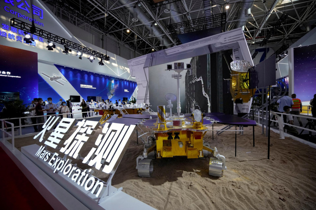 Model čínskeho vozidla Ču-žung, ktorý je súčasťou čínskej vesmírnej misie Tianwen-1, bol vystavený na čínskej medzinárodnej leteckej a kozmickej výstave. FOTO: Reuters