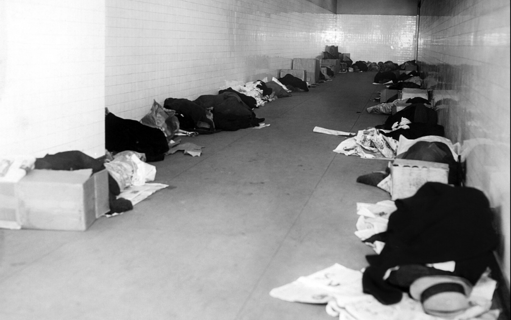 Ľudia bez domova zaplnili podzemia newyorkského metra.