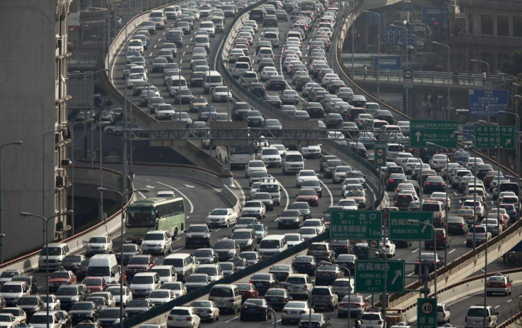 Podiel spaľovacích áut v Číne postupne klesá. FOTO: Reuters