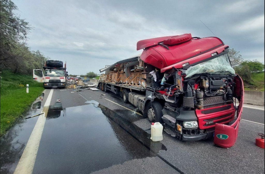 Nehoda nákladných áut na diaľnici D1. FOTO: FB Polícia - Bratislavský kraj