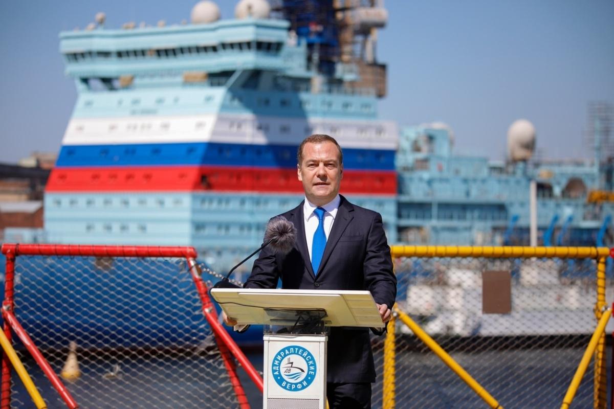 Ruský exprezident Medvedev vyzval na fyzickú likvidáciu Zelenského po údajnom atentáte na Putina