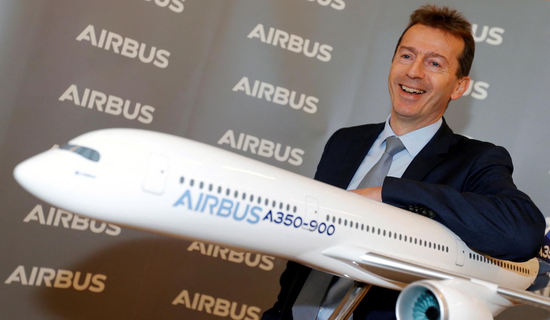 Airbusu kvôli nižším dodávkam a zotaveniu dolára klesol zisk takmer o 40 percent
