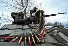 Ukrajinský vojak kontroluje guľomet tanku po naložení munície počas vojenského výcviku v blízkosti frontovej línie. FOTO: Reuters