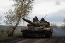Ukrajinskí vojaci v tanku po ceste v meste Časiv Jar. FOTO: Reuters